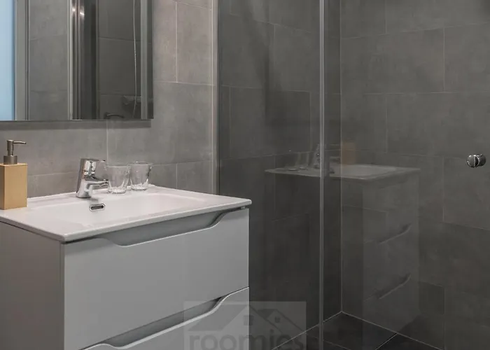 Roomies Centre Gare Penzion 3*